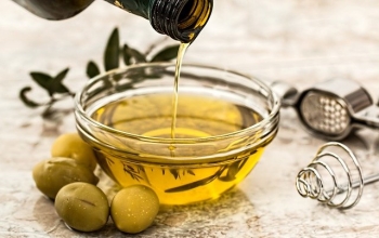 Olio d’oliva, ecco come distrugge i batteri nelle insalate