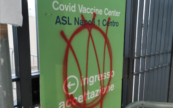 Raid No vax al centro vaccinale di Napoli