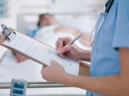 Nell'immagine si vede un paziente in un letto d'ospedale