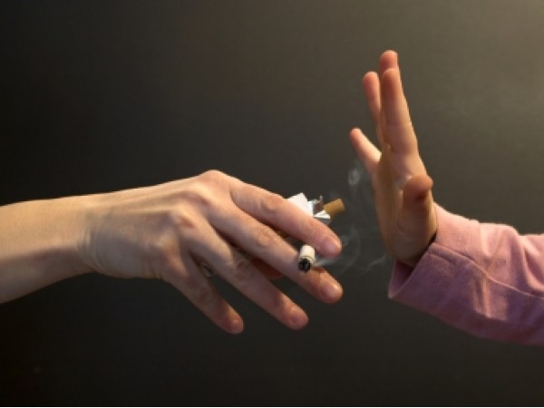 fumo: nell'immagine la mano di un bambino dice stop alla sigaretta