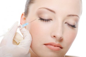 medicina estetica , Una donna viene sottoposta a una siringa di botox