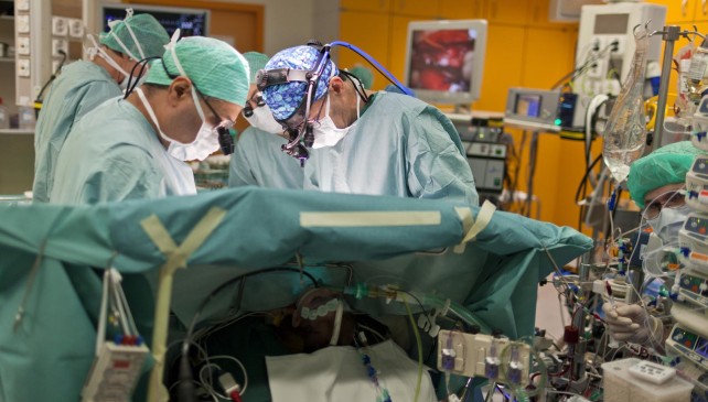 Equipe medica a lavoro per un trapianto di fegato