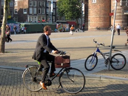 un uomo in bicicletta mentre va al lavoro