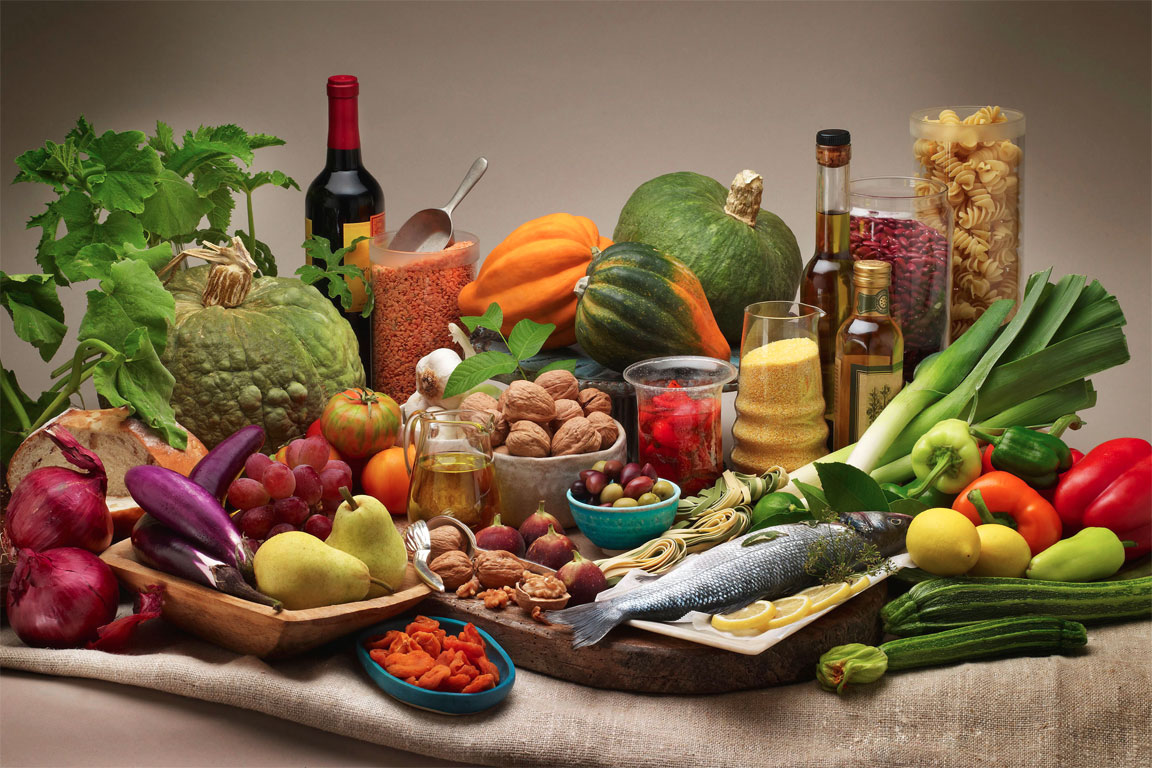 Una tavola imbandita con gli alimenti della Dieta Mediterranea