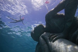 L'immagine ritrae una statua sommersa