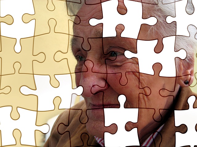 Malattia di Alzheimer, un puzzle con tessere mancanti raffigura il volto di un anziano