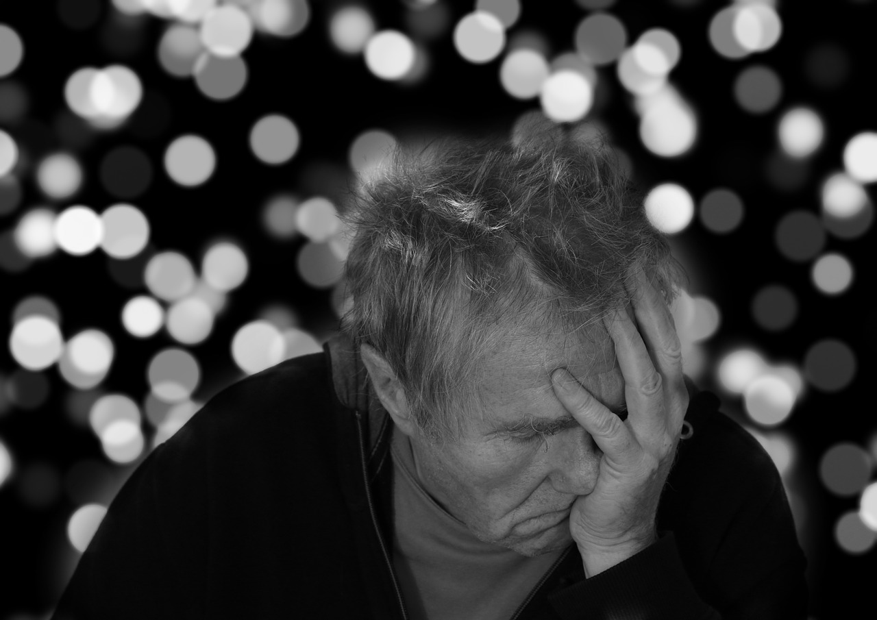 Alzheimer: 40 per cento dei casi di demenza evitabili con prevenzione. Uomo si tiene la testa con le mani