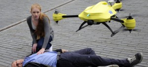 Un drone attrezzato con defibrillatore