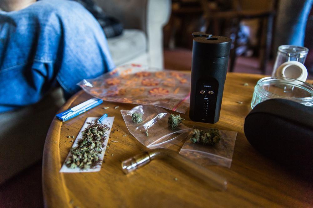 Cannabis. tavolo con cartina e sostanze