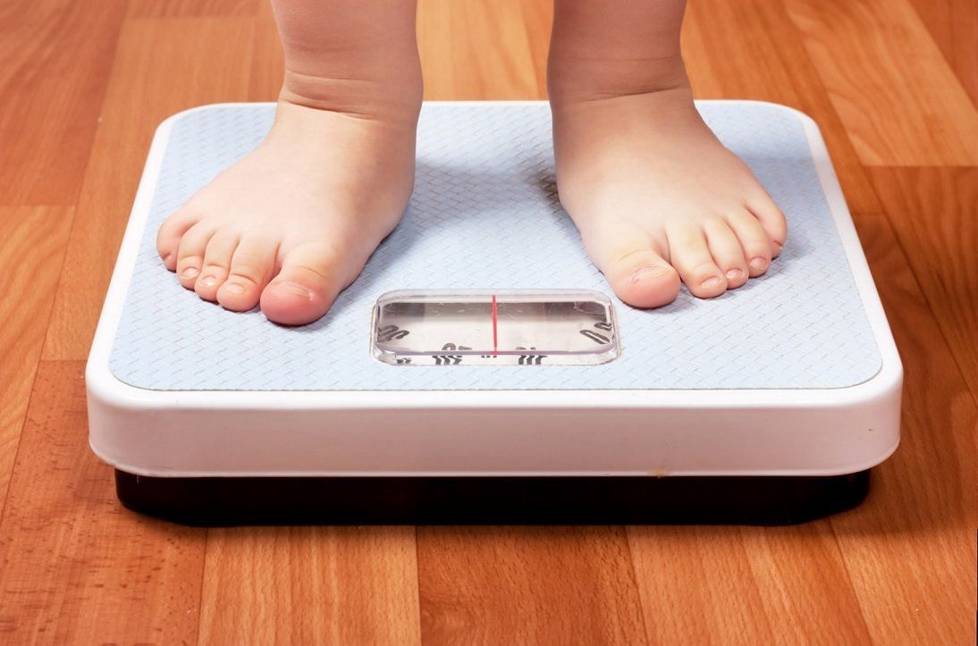 obesità infantile: un bimbo sulla bilancia