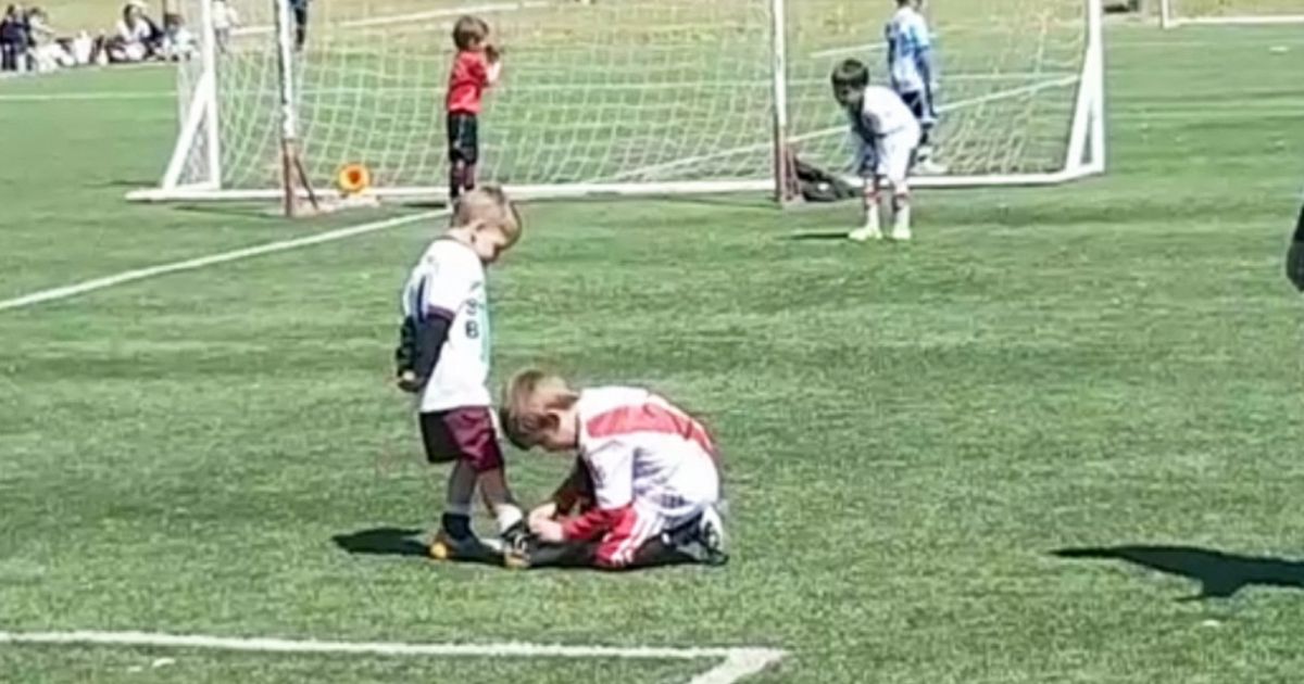 Calcio: bimbo allaccia scarpe all'avversario e dà lezioni di fair play ai grandi