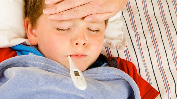 Vaccini, un bambino con la febbre
