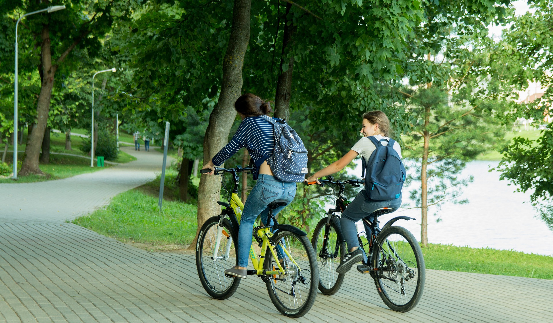 salute, due ragazzi in bici in un parco di città