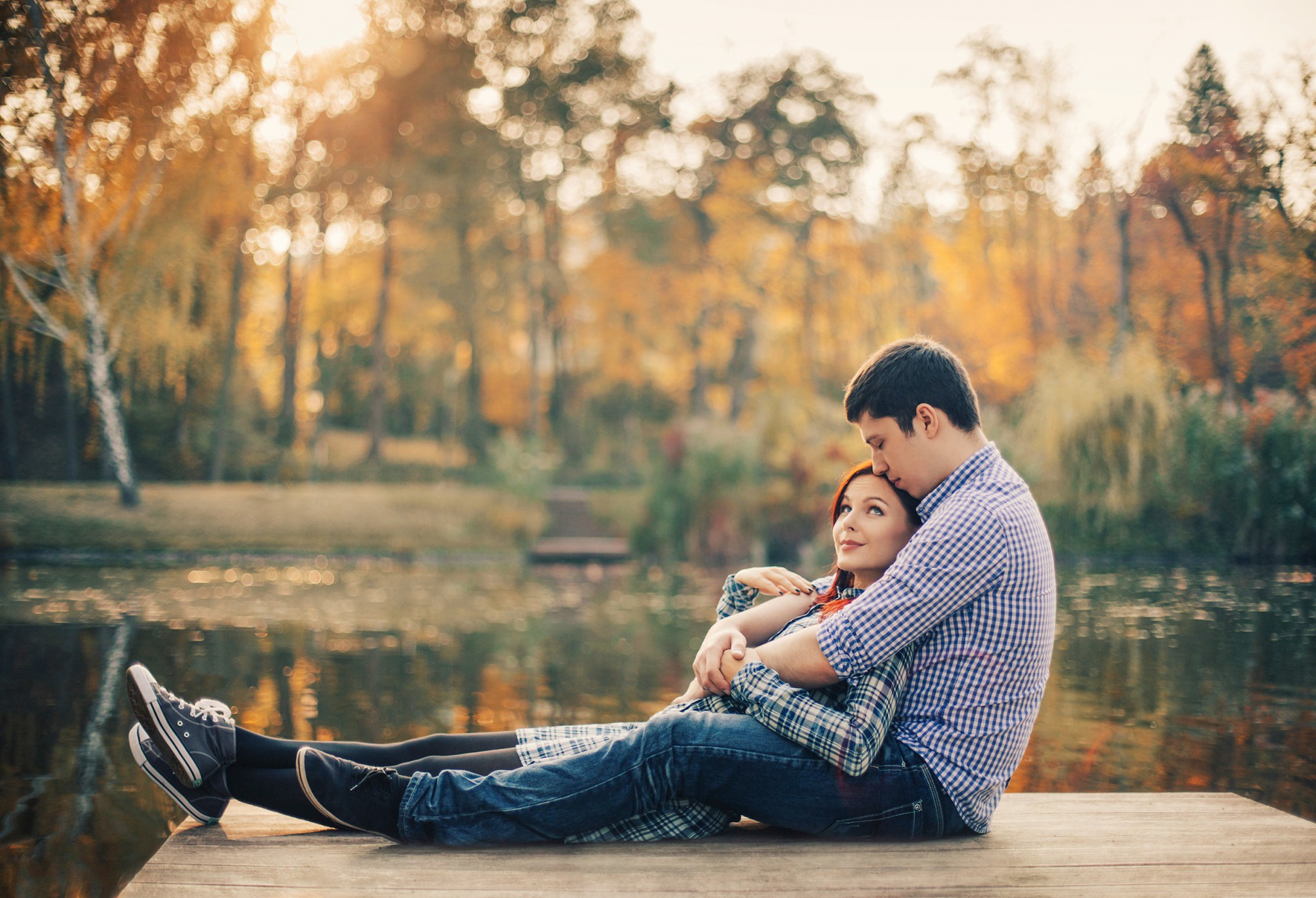 Infertilità, una coppia abbracciata in un parco