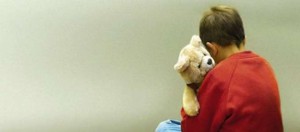 neuroblastoma: un bimbo abbraccia un orsacchiotto di peluque