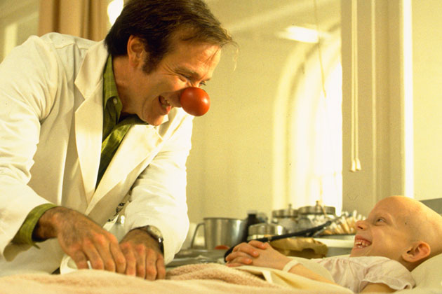 Un frame dal film Parch Adams con Robin Williams