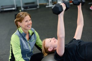 una donna in palestra insieme alla sua personal trainer mentre comincia ad allenarsi