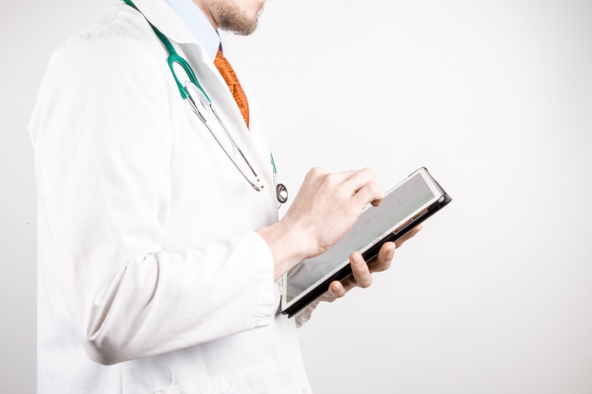Cure migliori con dati sanitari, medico con iPad