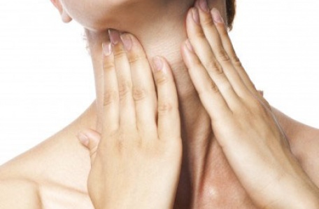 Tiroide, una donna si tocca il collo