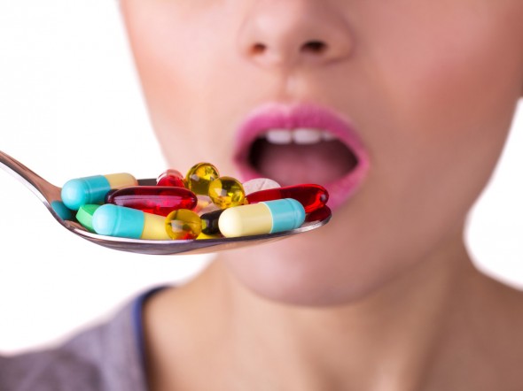 Antibiotici, una donna assume diverse pillole