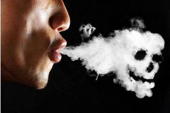 Cancro, un profilo umano mentre soffia dalla bocca una nube di fumo che forma un teschio