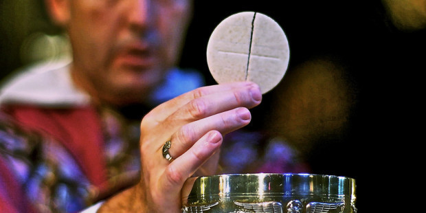 Un'ostia mostrata durante la celebrazione Eucaristica