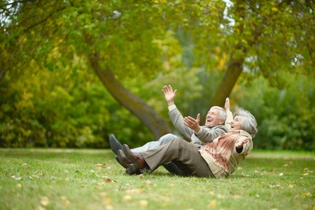Vita e longevità, due anziani nel parco, invecchiamento