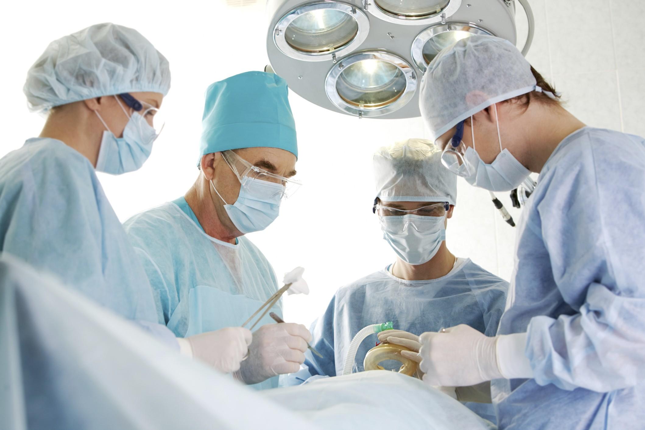 Trapianto di cuore, una foto generica di medici a lavoro