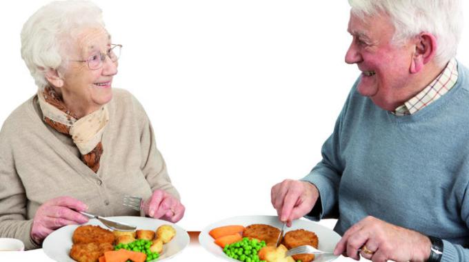 Over 70: al via progetto per prevenire e vincere cancro. gusto, due anziani a tavola