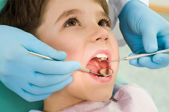 cure odontoiatriche, un bambino dal dentista