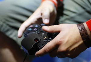Videogiochi: joystick in mano ad un bambino