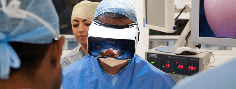 Realtà Virtuale, un medico indossa un visore