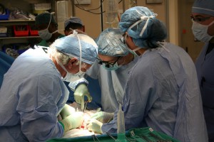 Trapianto di rene, un'equipe medica a lavoro