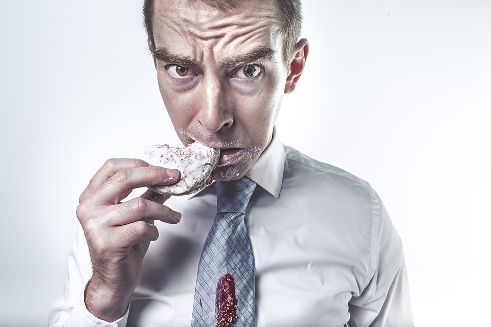Combattere l'aumento di peso della mezza età, un uomo mangia perplesso una galletta integrale.