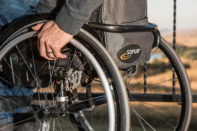 Cronici, un uomo con paralisi su una sedia a rotelle