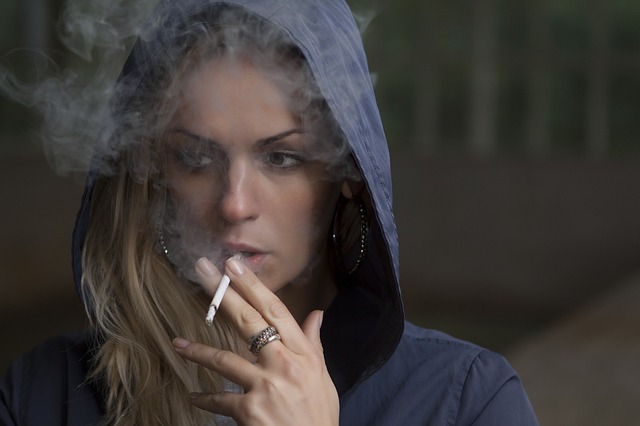 fumo, una donna con la sigaretta