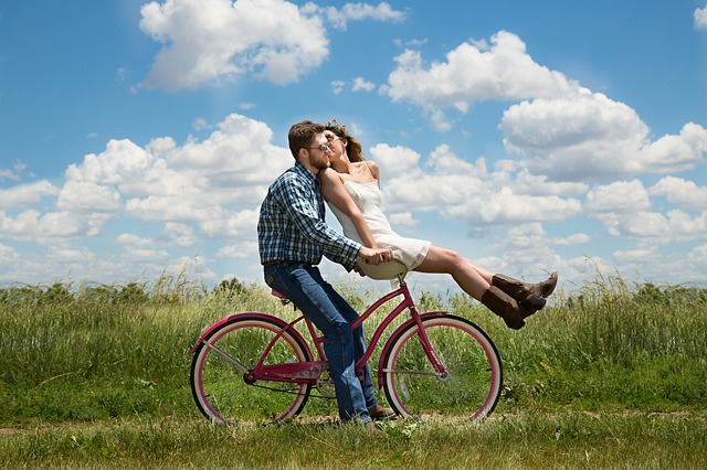 Una giovane coppia in bici