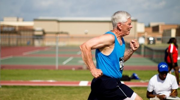 Attività fisica, sport contrasta diabete: nella foto un signore anziano che corre