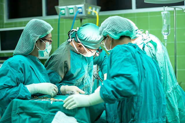 Pancreas una equipe chirurgica in azione