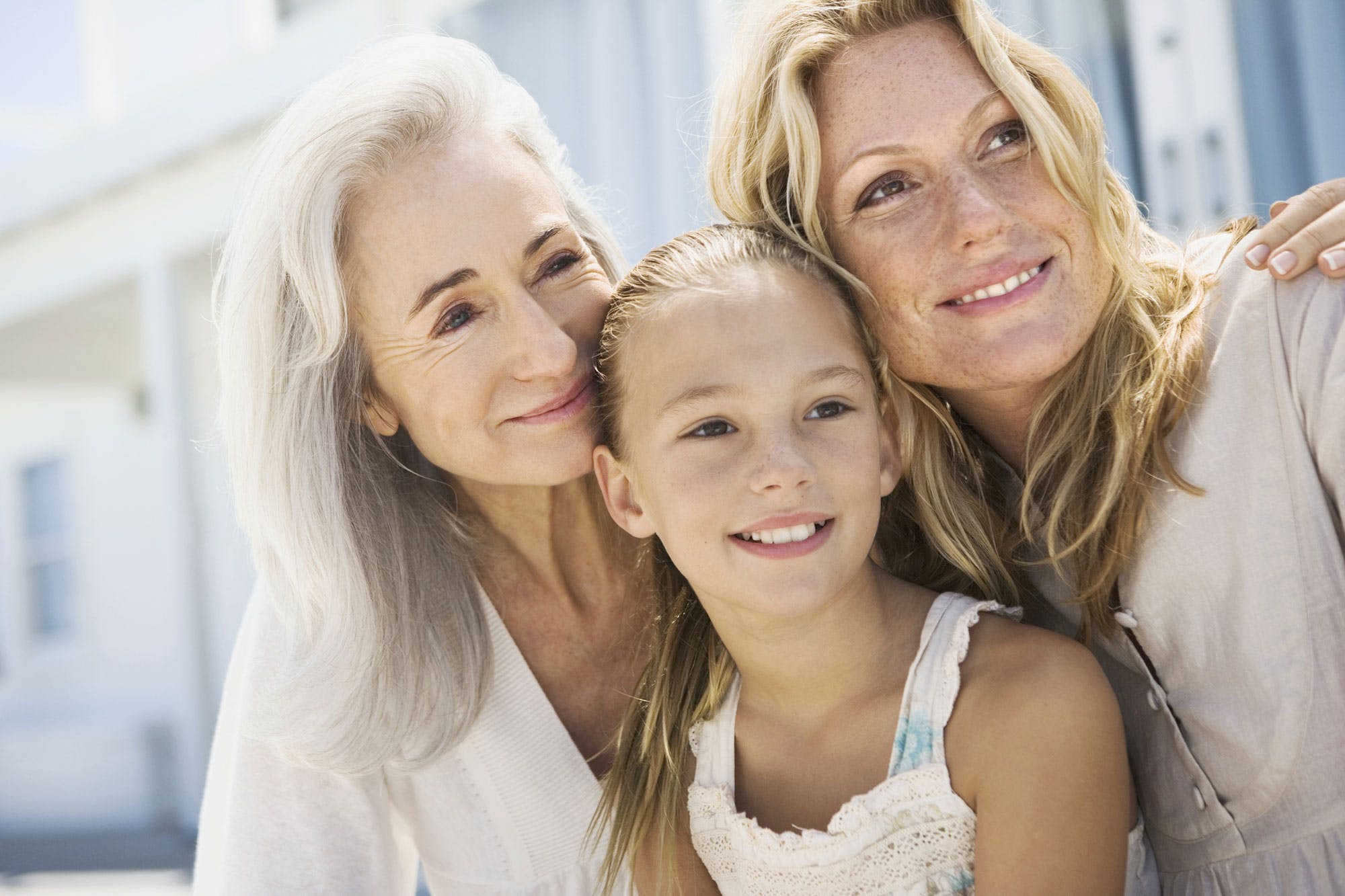 menopausa e diabete, tre donne di diverse età sorridono