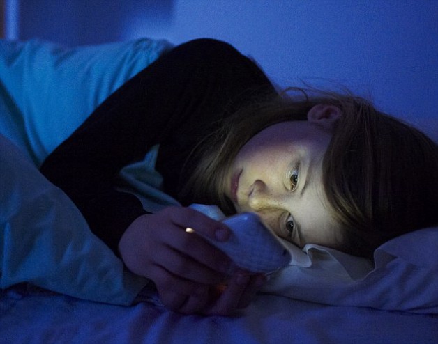 Disturbi del sonno, bambina online nel letto