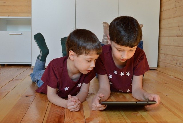 Astras, due bamnini giocano con il tablet