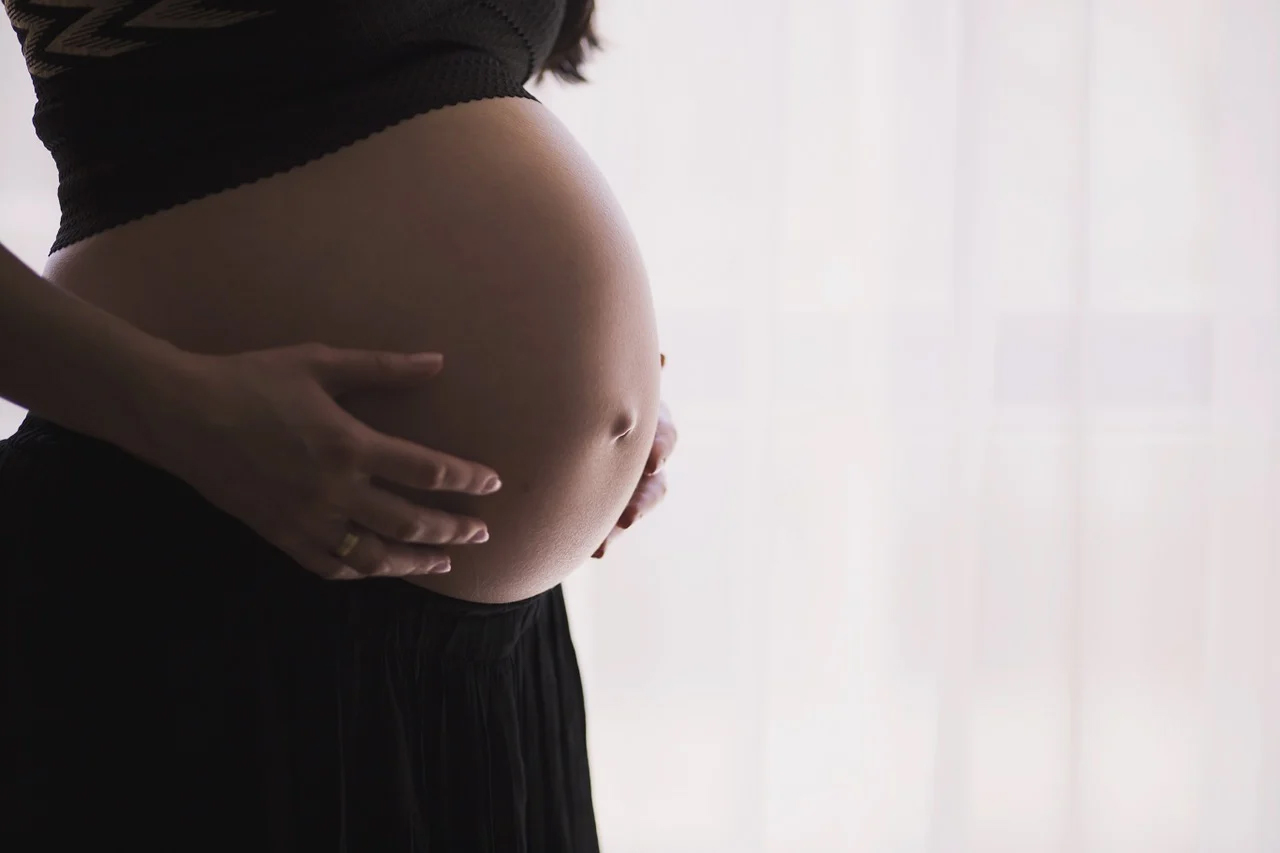 Perinatale: in primo piano la pancia di una donna in gravidanza