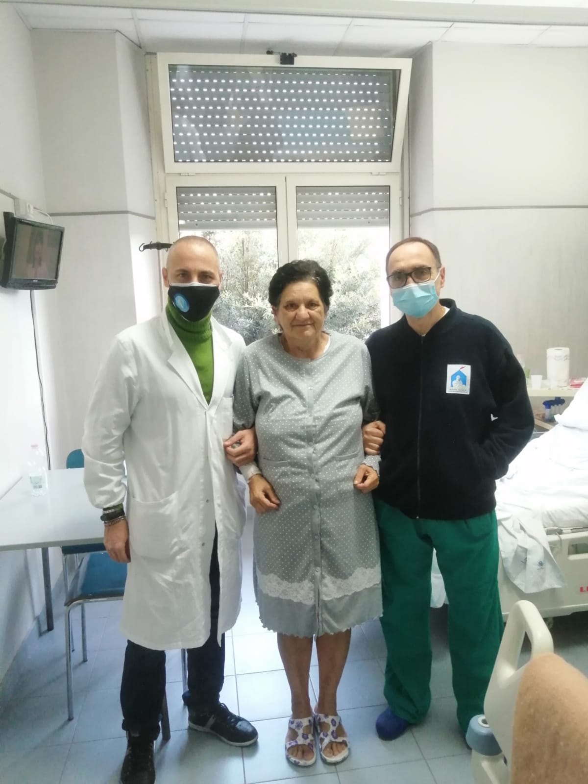 Tumore, al centro la paziente Luisa Cicatelli, a sinistra Giuseppe Arenga, a destra Giovanni Vennarecci
