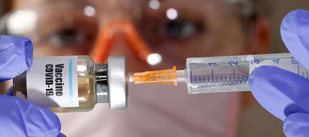 novavax, una dottoressa prepara l'iniezione