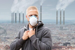 Inquinamento, un uomo con la mascherina