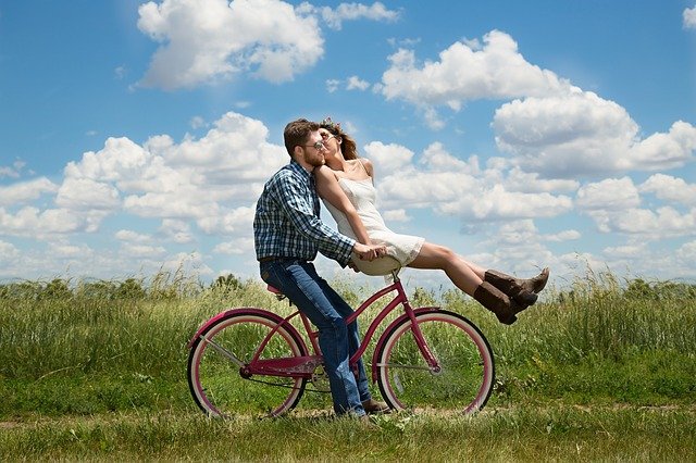 Fertilità, per l'uomo il periodo migliore è l'estate. Nella foto una coppia va in bici.