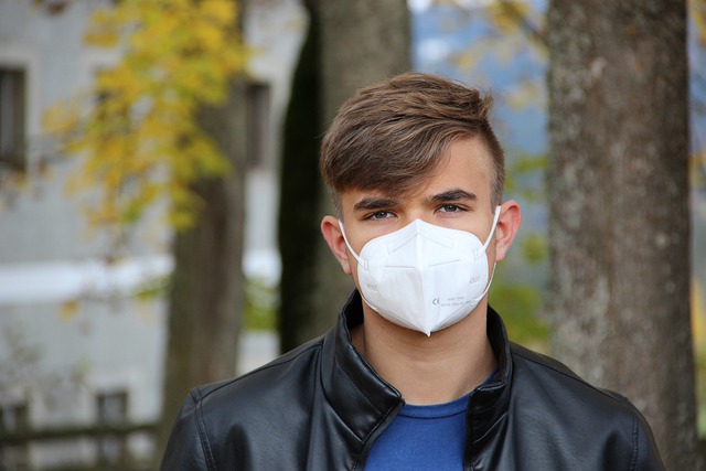 Vaccini, un giovane indossa la mascherina