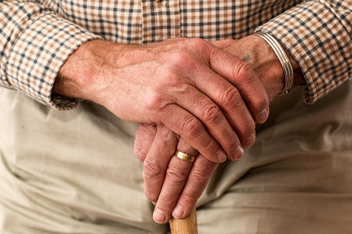 Osteoporosi, le mani di un anziano