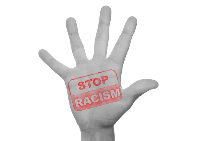 un gesto contro il razzismo